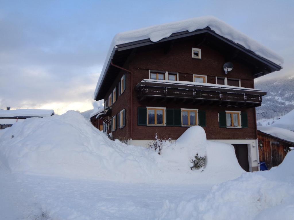 布雷根茨沃尔德地区奥Haus Annelies的房子前面一大堆积雪