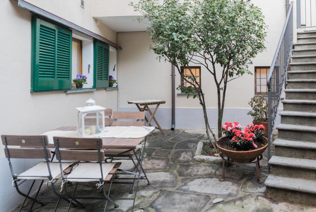 多马索Casa Domaso的一个带桌椅和树的庭院