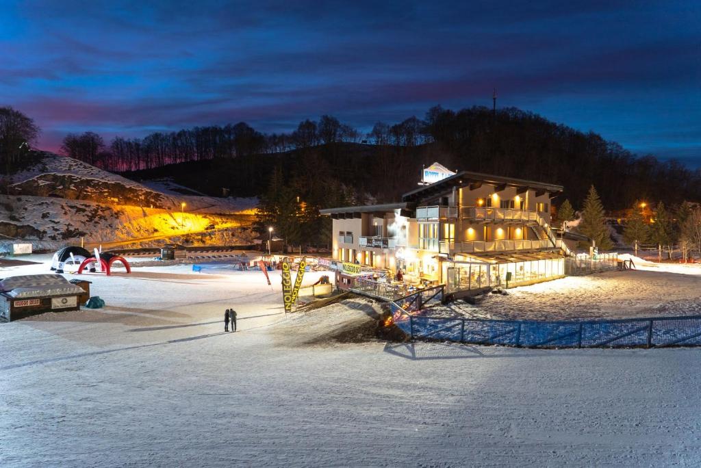 普拉托讷沃斯Hotel Laghetto的雪中滑雪小屋