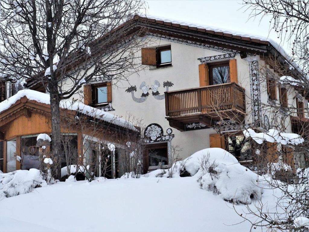 策尔内茨Chesa Sper l'Ovel Brail的前面的雪覆盖的房子