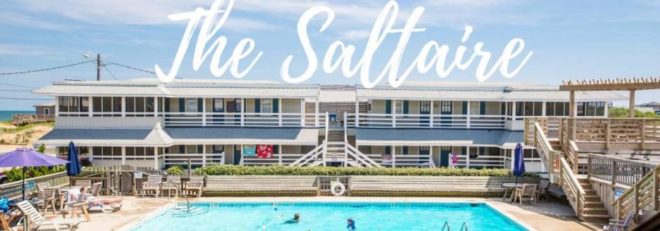 基蒂霍克海滩Saltaire Cottages的大楼前设有游泳池的酒店