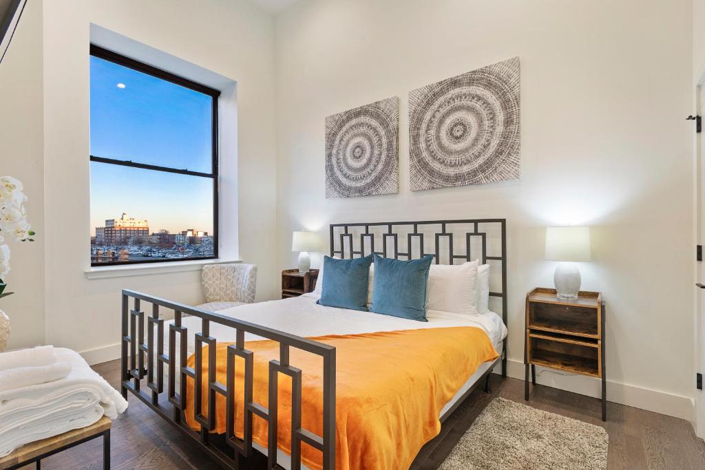 纽瓦克Luxury City Escape的一间卧室设有一张床和一个窗口