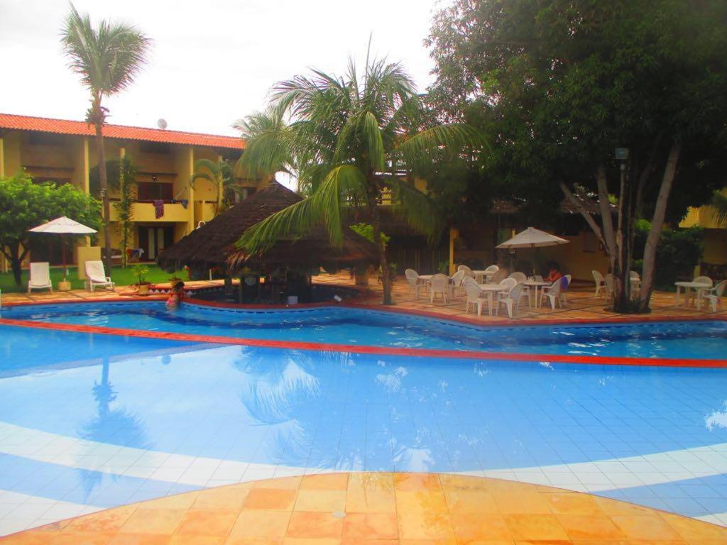 皮帕RESORT SOLAR PIPA CASA 36的度假村旁的大型蓝色游泳池