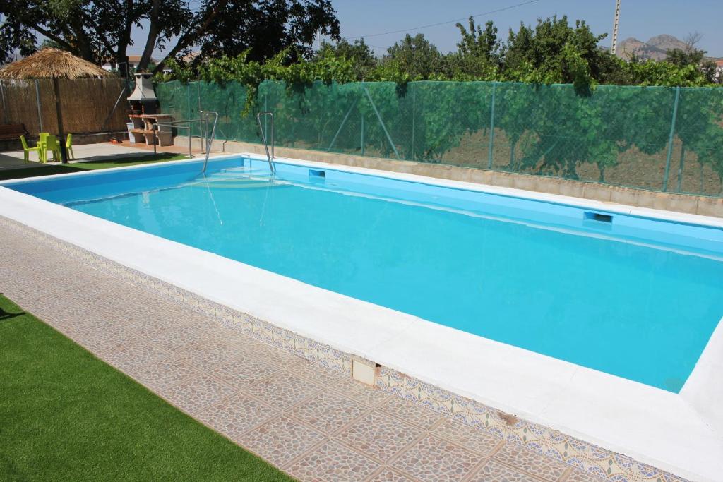 阿尔奇多纳Huerta Espinar - Casa rural con piscina privada的后院的游泳池,带围栏