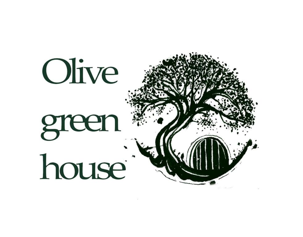 阿齐亚佩拉加Olive green house的树的形象,带有鲜活的绿色房子