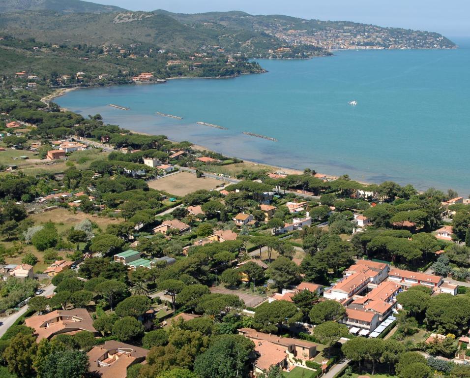 奥尔贝泰洛Residence Airone的享有城镇和湖泊的空中景致