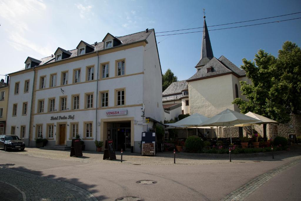 佩尔霍夫皮尔勒酒店的一条大白色的街道上陡峭的建筑