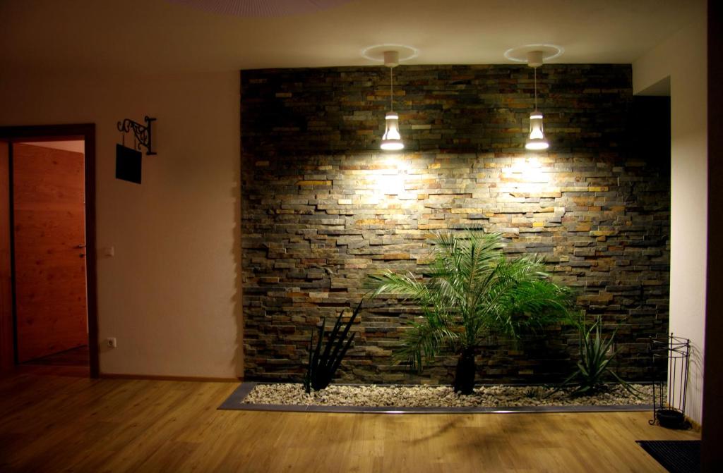 海格-安豪斯奥克Bed & Breakfast的砖墙和植物的房间
