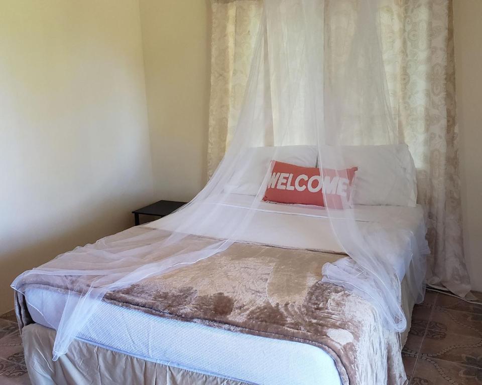 安东尼奥港Viva Violas的一间卧室配有一张带蚊帐的床