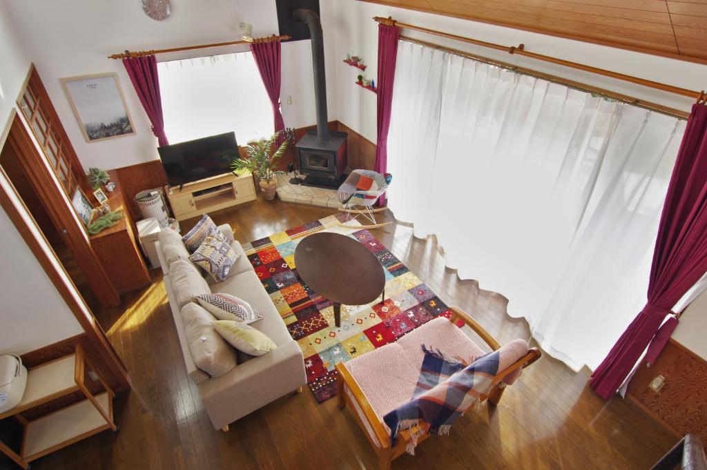 伊豆Villent Fujimi Hiekawa的客厅享有高空美景,配有沙发和桌子