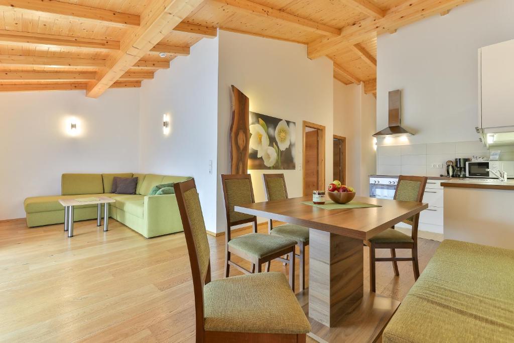 黑马戈尔克伦霍弗公寓农场假期酒店的厨房以及带桌椅的起居室。