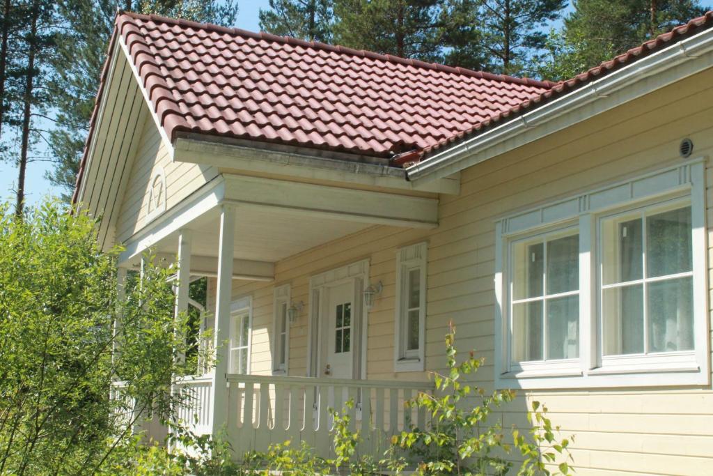 EnonkoskiКоттедж в Финляндии, Enonkoski (желтый)的红色屋顶的黄色小房子