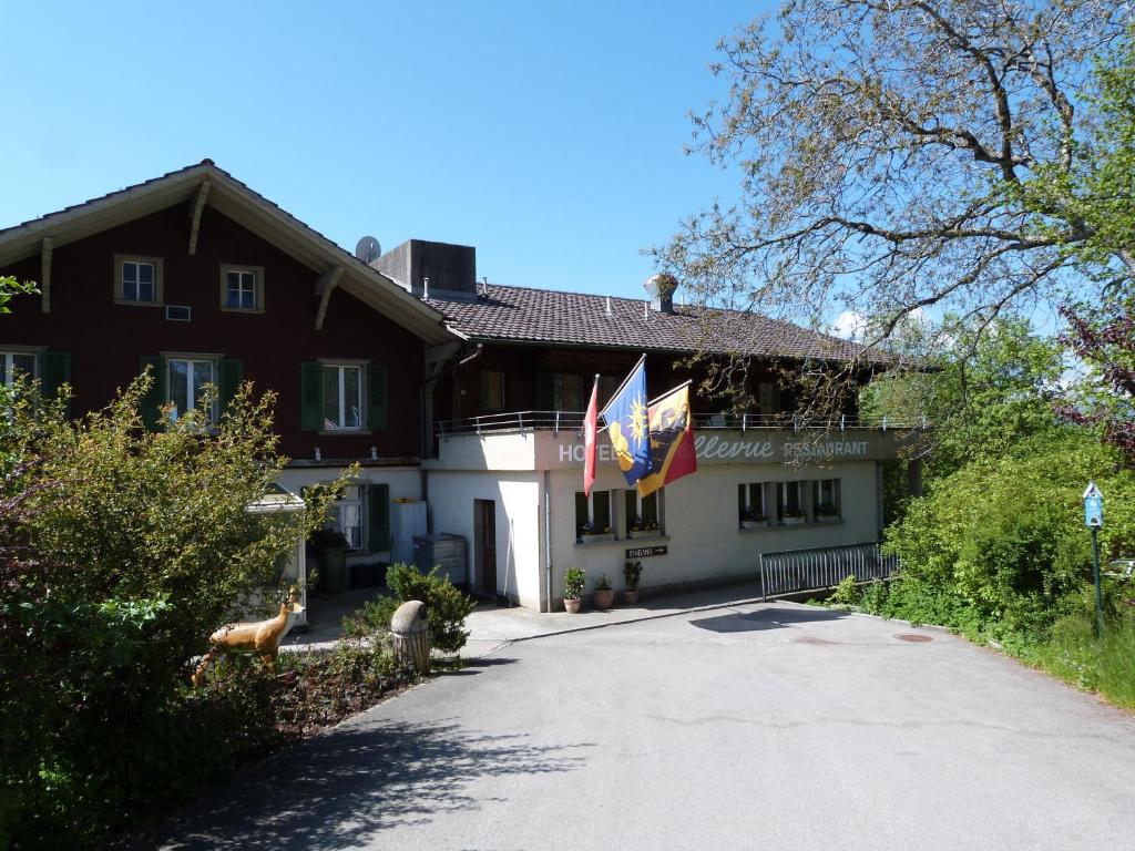 海利根舒文迪贝勒维酒店的路边有旗帜的房子