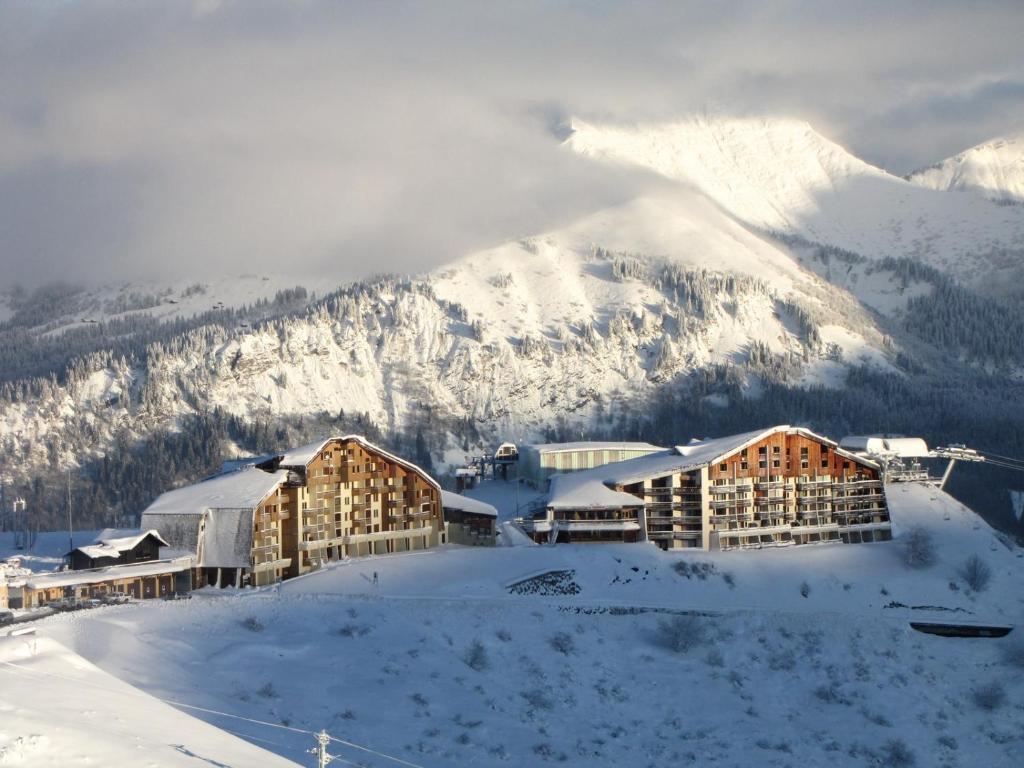 萨莫安斯Les Cimes的雪地中的度假胜地,背景是一座山