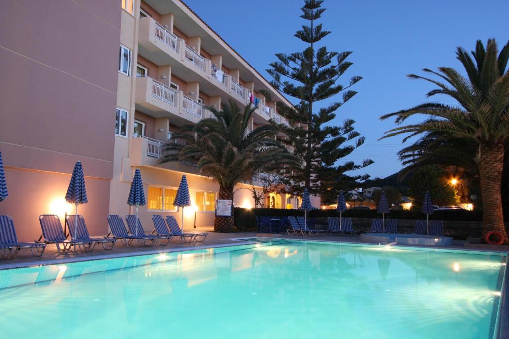 阿凯松扎坎塔海滩酒店的夜间在酒店前的游泳池