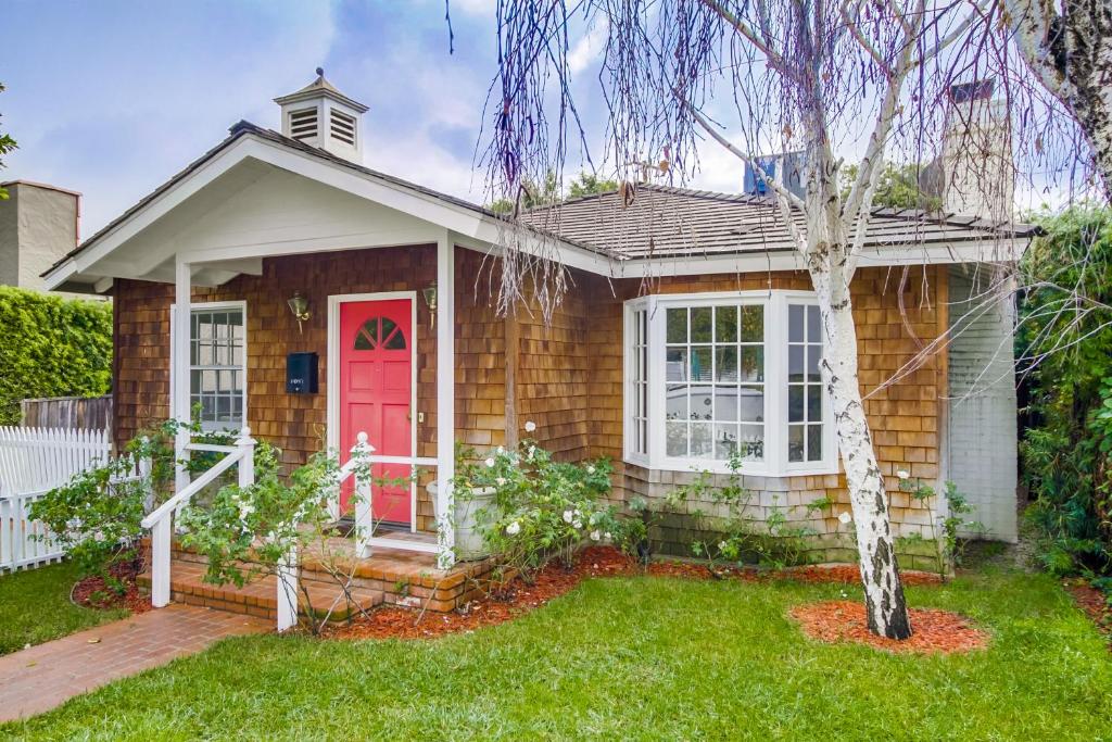 洛杉矶A Touch of Cape Cod in West Hollywood的一间红色门的小房子