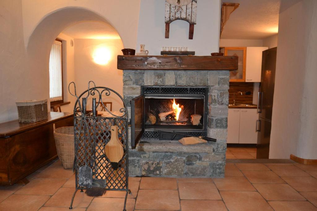 尚波吕克Alle pendici del Monte Rosa的客厅设有石头壁炉,厨房设有