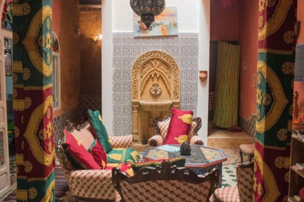 拉巴特达尔卡拉姆旅馆的客厅配有沙发和桌子