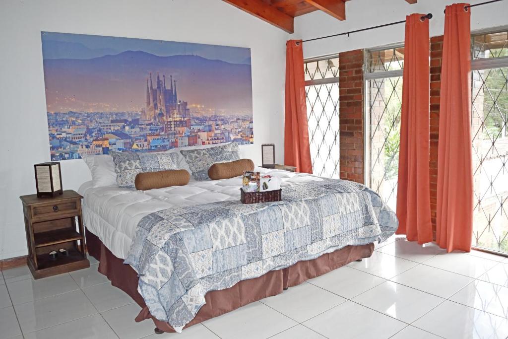危地马拉OH ESPAÑA!的一间卧室设有一张床和一个大窗户