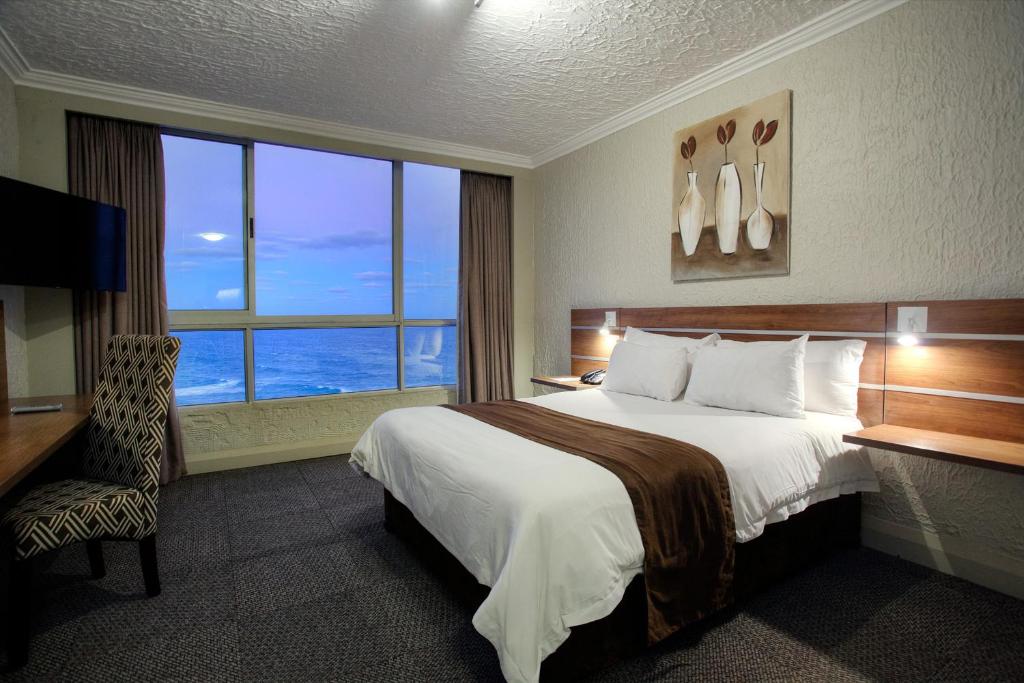 东伦敦奥斯纳酒店的酒店客房设有一张床和一个大窗户