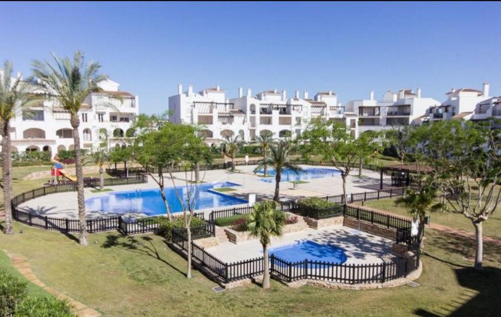 罗尔丹Casa Jurel - A Murcia Holiday Rentals Property的度假村游泳池的图片