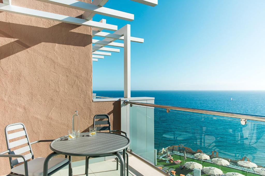 库拉海滩里维埃拉维斯塔酒店的阳台配有桌椅