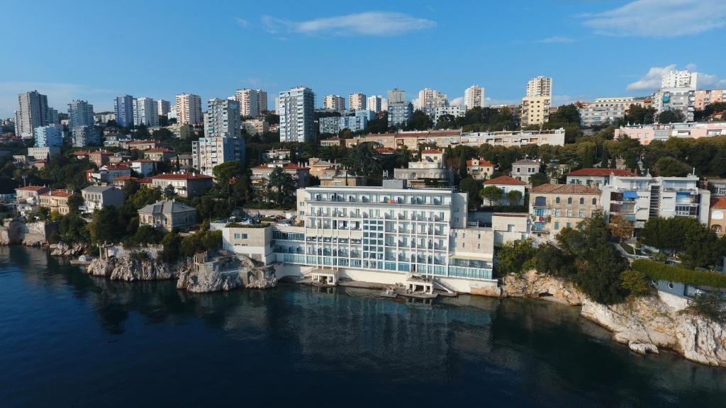 里耶卡雅德兰酒店的水边城市的空中景观