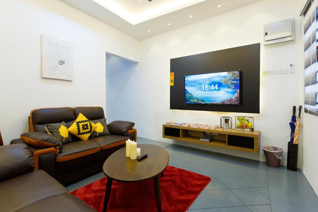 马六甲Jia Residence的带沙发和平面电视的客厅