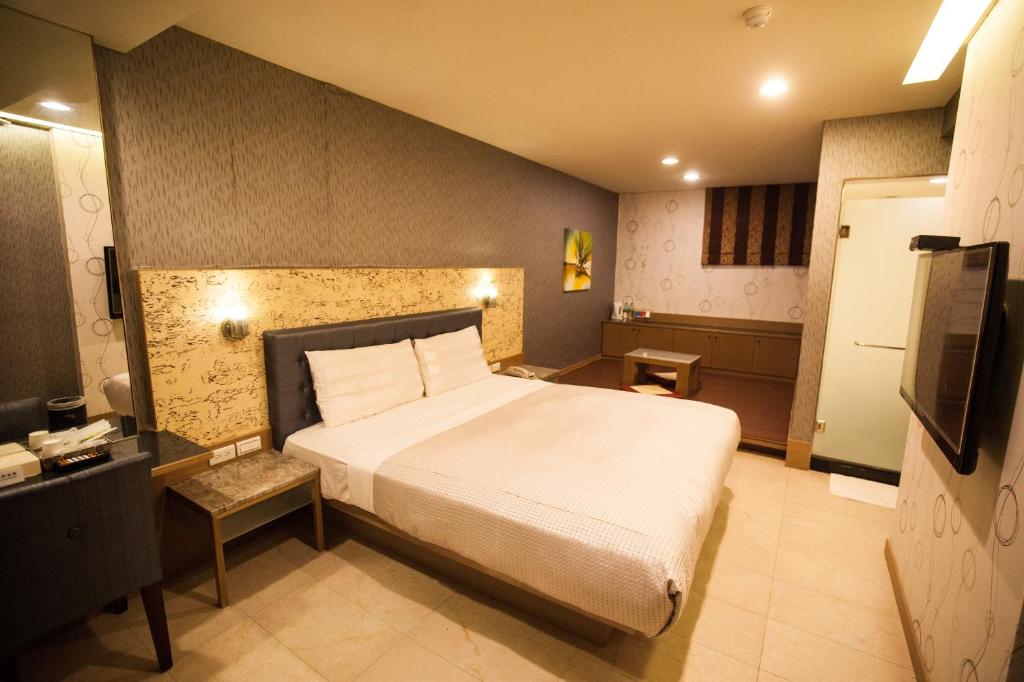 屏东县进成旅社 的一间卧室配有一张大床和电视