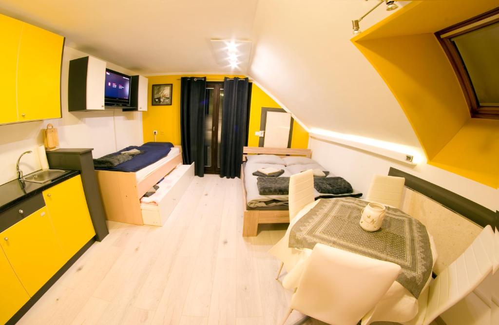 博希尼Apartma LINA, Encijan D-38的小房间设有两张床和一张桌子