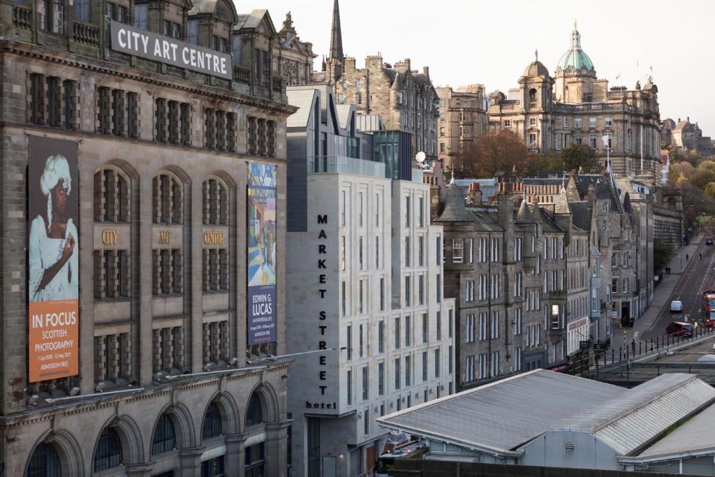 爱丁堡Market Street hotel的享有拥有建筑和街道的城市美景