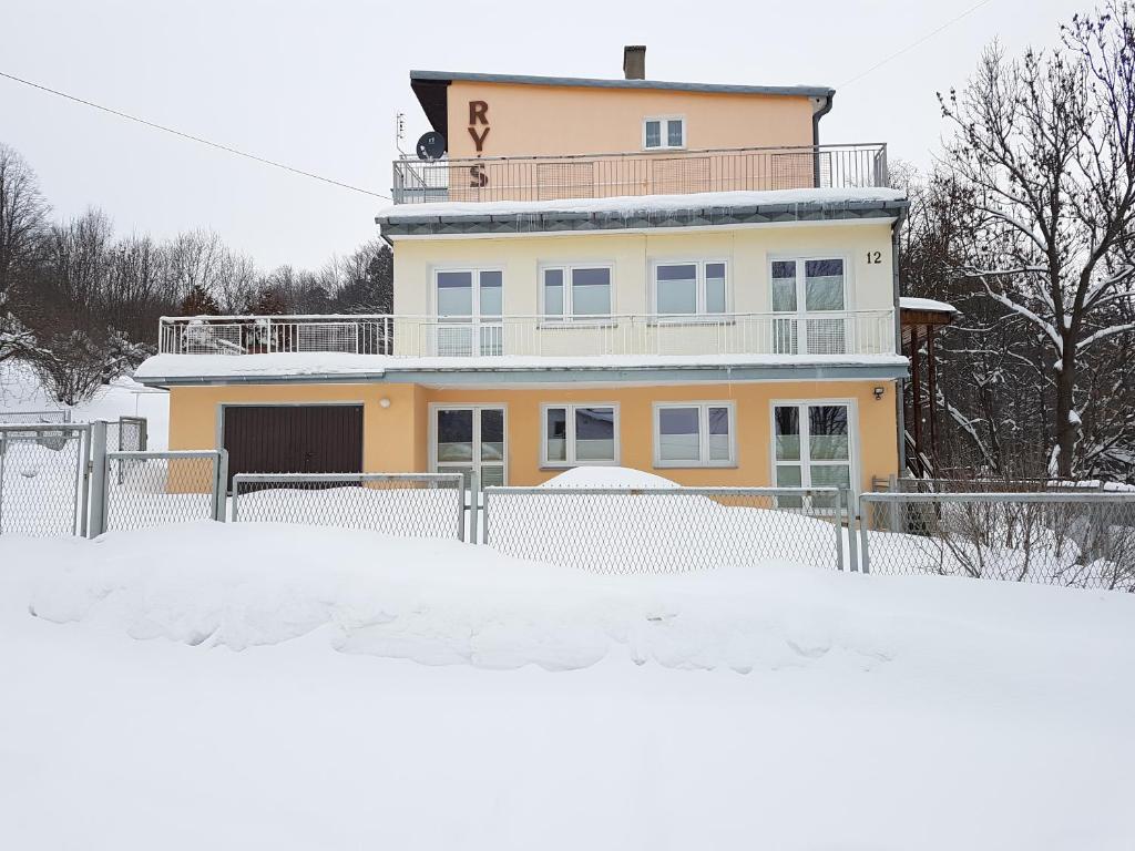 克雷尼察Willa RYŚ的一座大黄色房子,雪中设有围栏