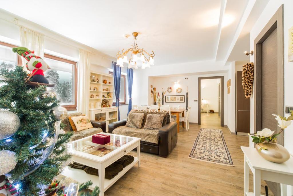 波亚纳布拉索夫Charming 3-Bedroom Apartment的客厅配有圣诞树和沙发