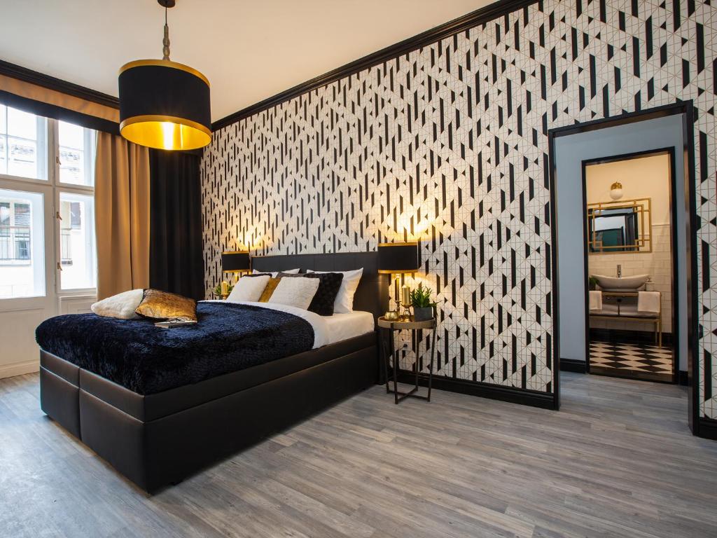布拉格Golden Prague Rooms的一间卧室配有一张床和一面大镜子