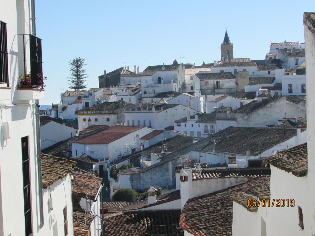 ZufreCALLE CALVARIO 10的享有拥有白色房屋和屋顶的城镇美景