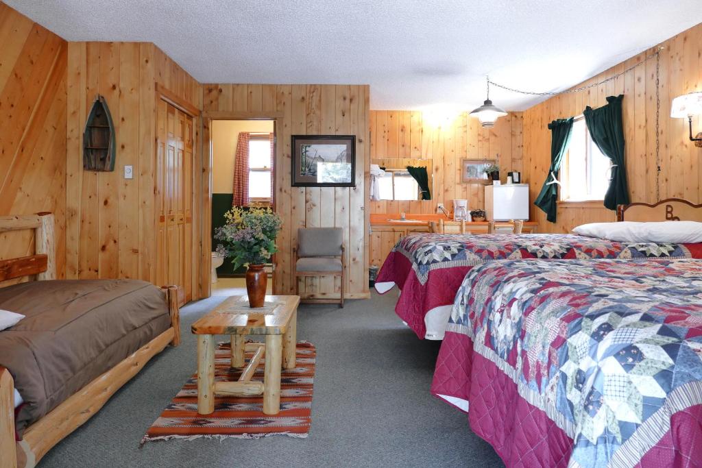 科迪Bill Cody Ranch的酒店客房,配有两张床和椅子