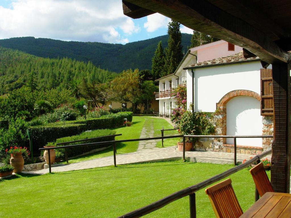 费拉约港Hotel Il Caminetto的享有花园的景色。