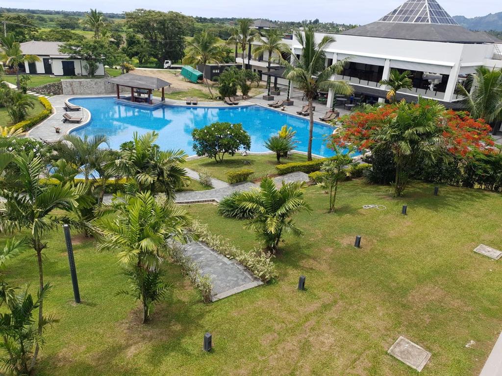 南迪Nasau Resort & Villas的享有带游泳池的度假村的空中景致