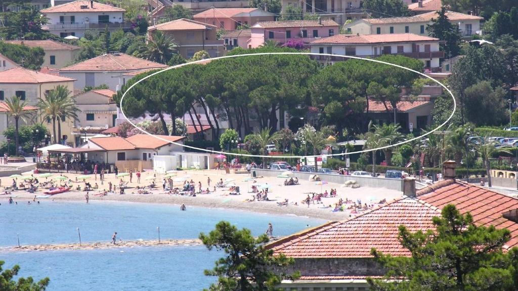 卡沃Hotel Maristella的一群人住在度假村的海滩上