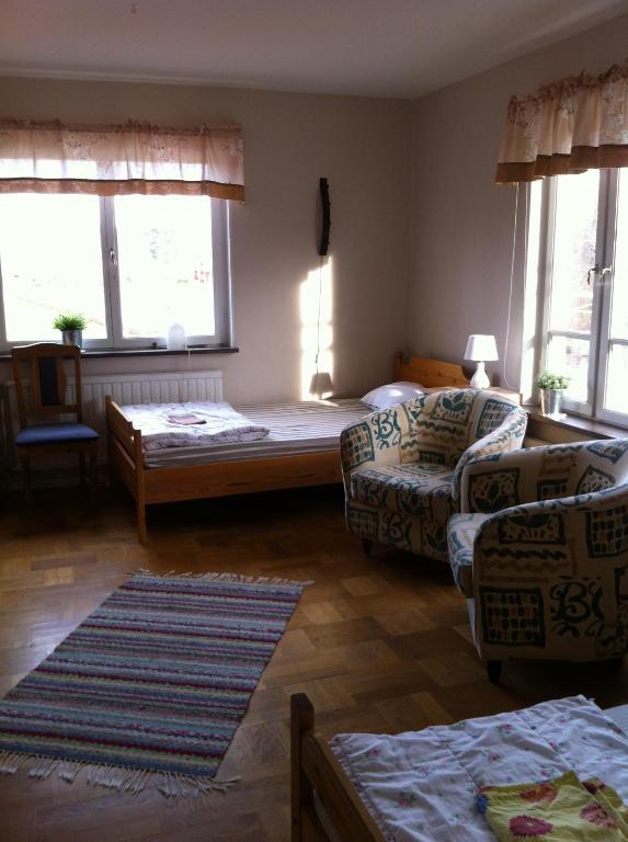 OdensviOdensvi Vandrarhem的客厅配有床、沙发和窗户
