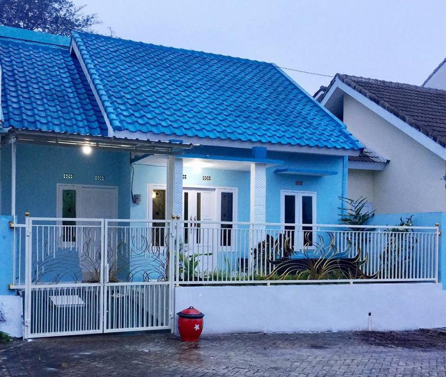 巴图Villa Aviation by Masterpiece Villa的前面有白色围栏的蓝色房子