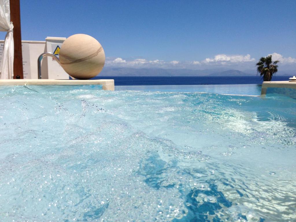 梅松吉Ionian Pearl Luxury Spa Villa的水中的一个游泳池