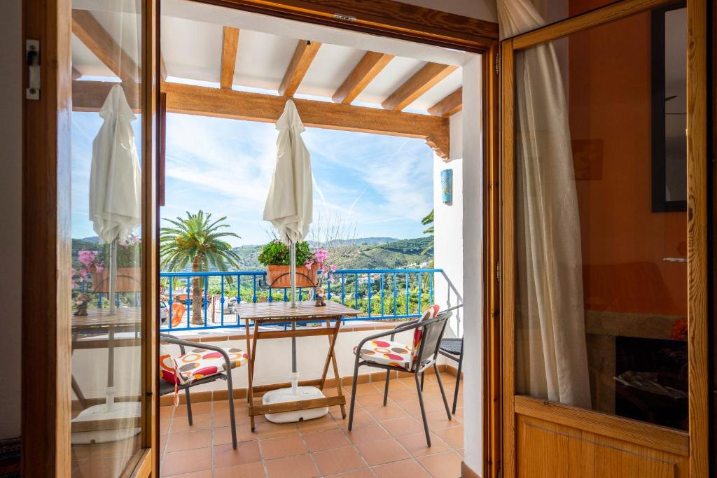 弗里希利亚纳Casa Herminia的客房设有带桌椅的阳台。