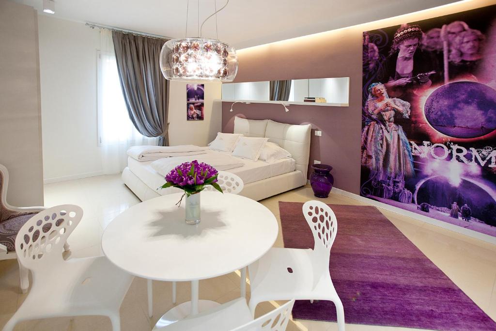 维罗纳Opera Relais De Charme - Aparthotel的客厅配有白色的桌子和椅子