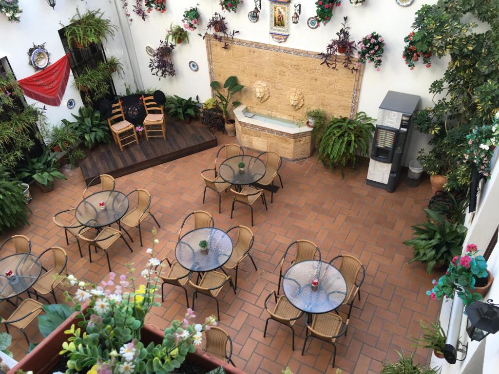 科尔多瓦洛斯法罗乐思酒店的享有带桌椅的天井的顶部景致。