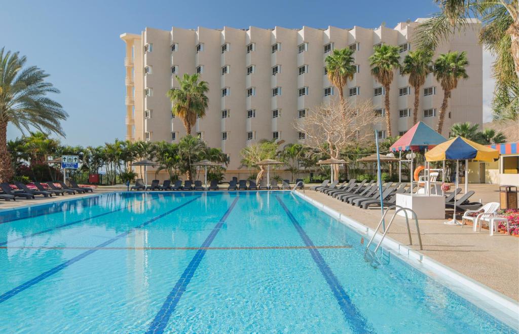 埃拉特普瑞玛音乐酒店的酒店前方的大型游泳池