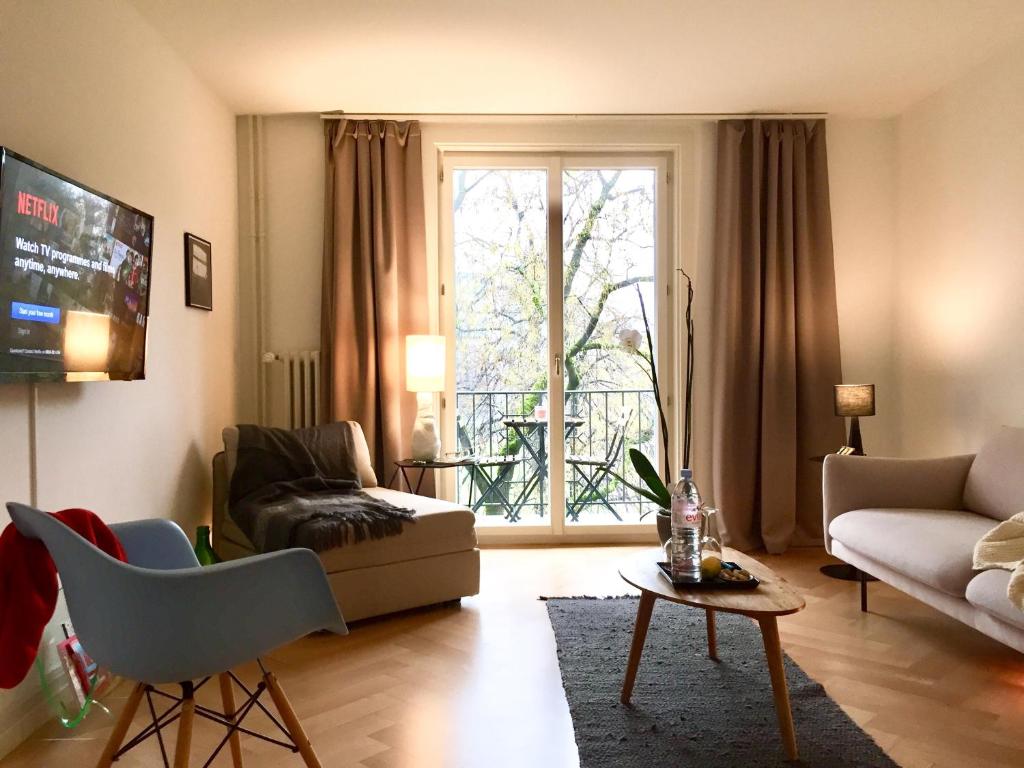 苏黎世VIADUKT公寓式酒店的客厅配有沙发和桌子