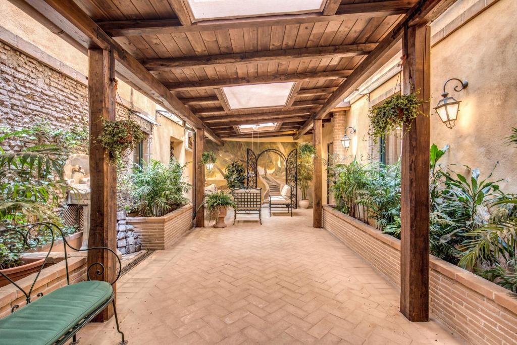 罗马圣卡利斯托酒店的室内走廊上种有植物,天花板上
