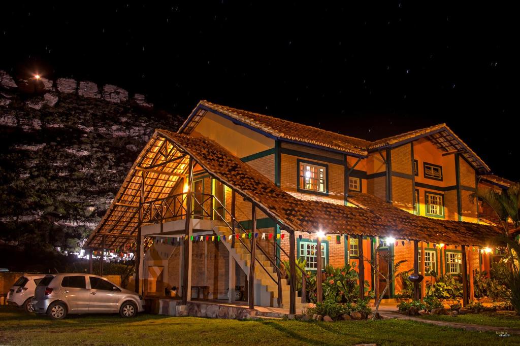 穆库热鲍萨达蒙阿祖尔酒店的一座房子,晚上停在房子前面