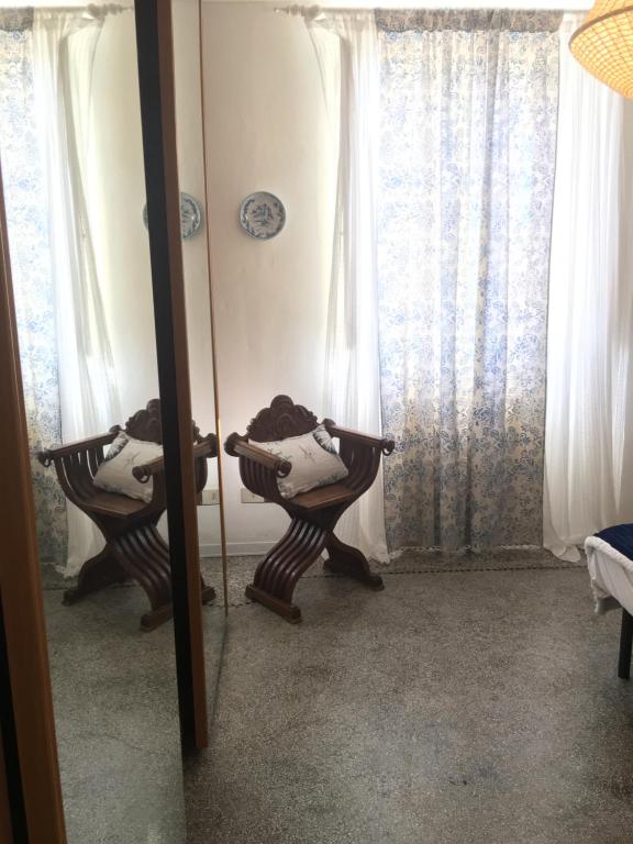 马里纳-迪-皮特拉桑塔Villa Vittoria的镜子,椅子反射在房间里